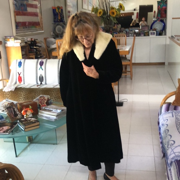Gorgeous black high-quality velvet vintage fur-trimmed full length coat.ptp 20” - Picture 2 of 10